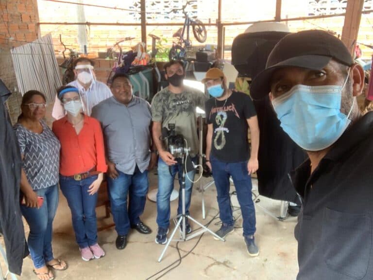 Grupo de pessoas em frente a uma árvore grande